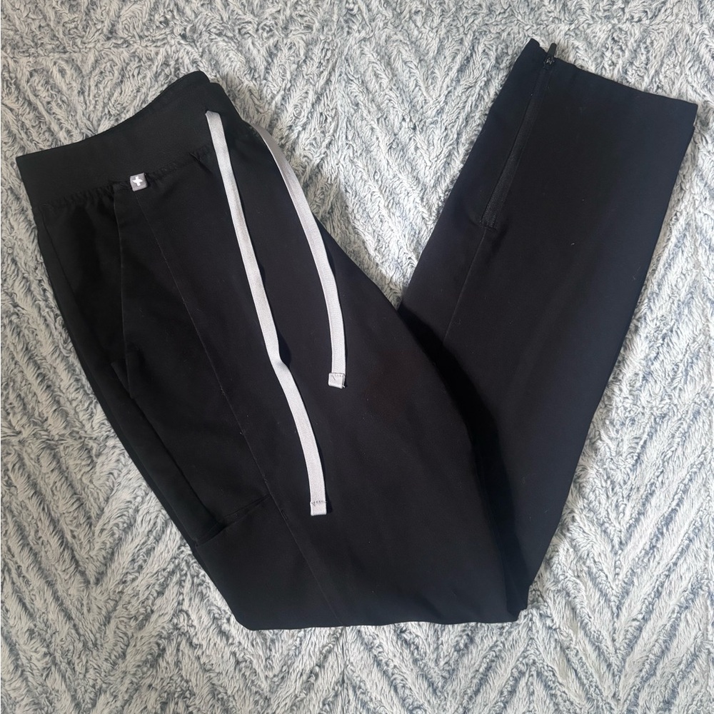 FIGS Black with Camouflage Pocket S/R Highwaisted jogger